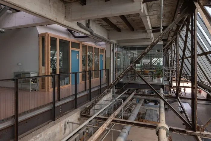 NYMA园区原钢架之间的室内步道
Interior walkway through the original steel frame at NYMA