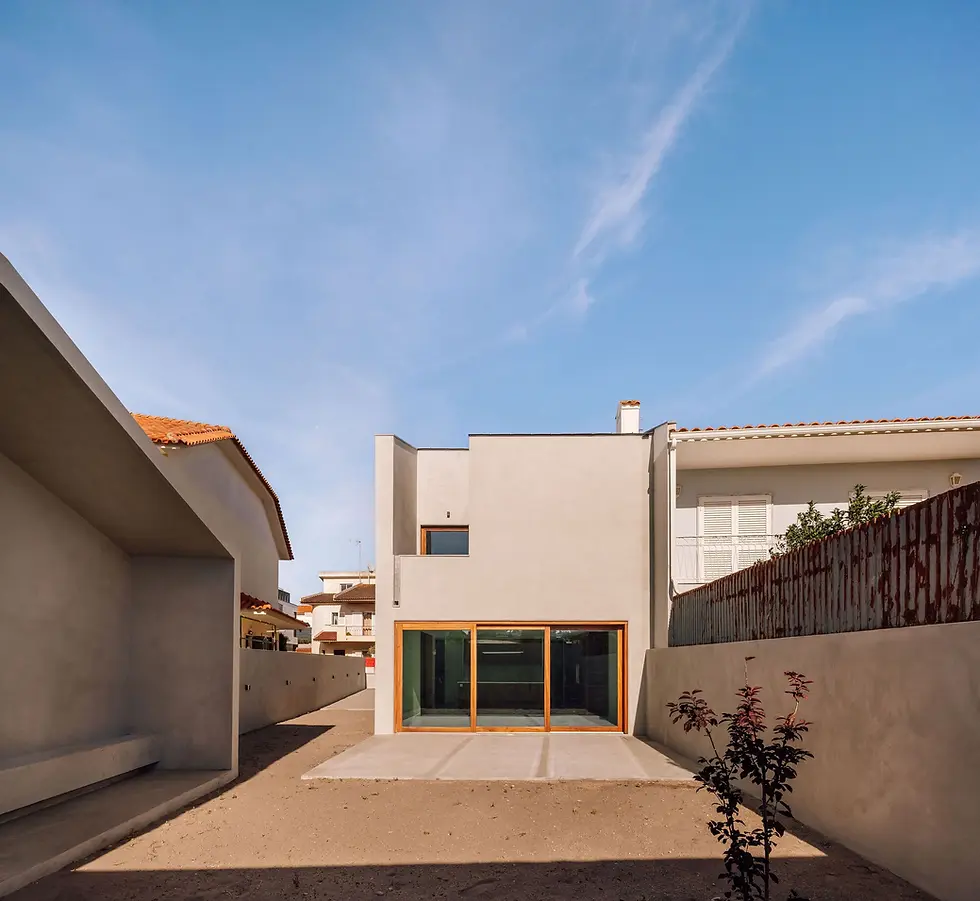 面向花园的立面以宽阔玻璃门展开首层公共空间。
The garden facade opens the ground-floor communal zone through broad glazing.
© Francisco Nogueira