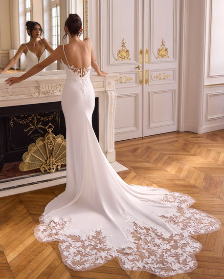 Aufregendes figurbetotnes Brautkleid mit tiefem Rücken und mit Spitze verzierter Schleppe