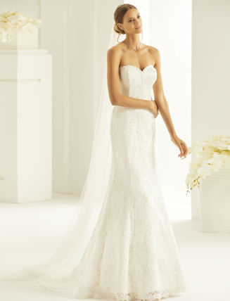 Figurbetontes Hochzeitskleid schulterfrei, ganz aus eleganter klassischer Spitze mit Schnürrung