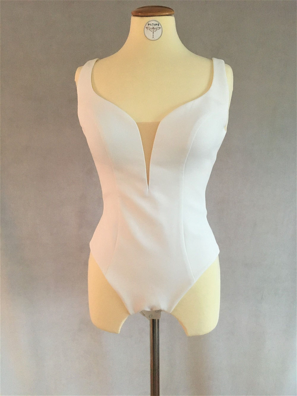 Clean Chic Brautbody mit tiefem Auschnitt