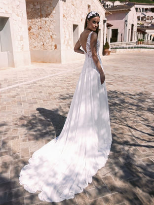 Wunderschönes Hochzeitskleid mit besticktem Oberteil und fliessendem Chiffon Rock mit Schlitz
