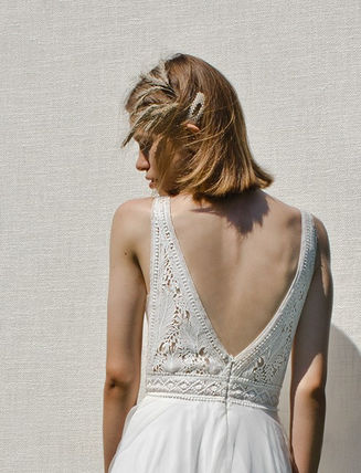 REY verbindet Eleganz und Freiheit: Ein aufwändiges Boho-Spitzenoberteil trifft auf einen fliessenden Chiffonrock. Der tiefe Rückenausschnitt ist der heimliche Star – perfekt für unvergessliche Hochzeitsfotos.