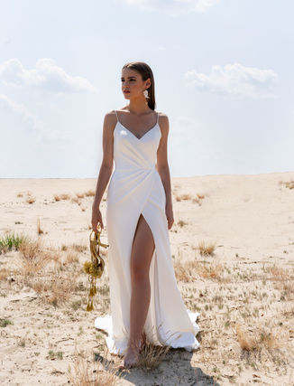 Entdecke dieses elegante, schlichte Brautkleid aus Crepe Stretch. V Auschnit vorne und im Rücken. Hoher Beinschlitz und
Schleppe.