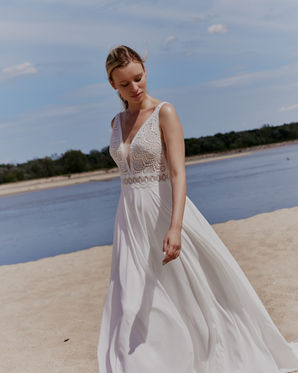 heiraten am Strand im Oberteil aus Boho Spitze mit einem schlichten, leichten Rock aus chiffon
