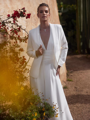 Brautjumpsuit Eve, Atelier mozoma
Schlichter, eleganter Brautjumpsuit mit gerader Hose aus Strechcrepe perfekt für das Standesamt