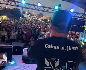 rua lotada para conferir ganhadores.jpg