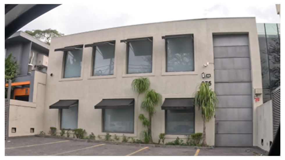 fachada comercial moderna e clean, textura branca e toldo preto