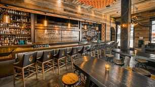 Ideia de decoração de restaurante bar rustico estilo velho oeste