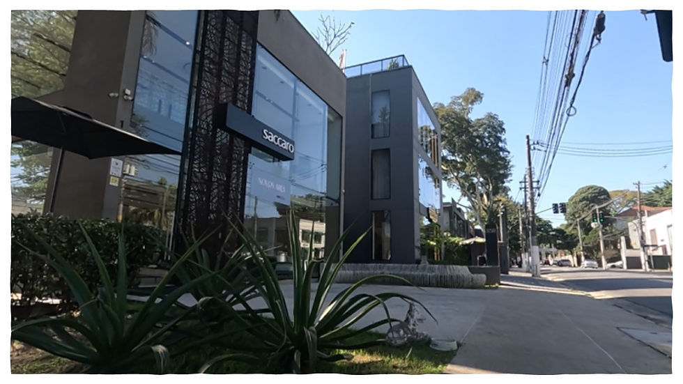 Fachada moderna em vidro para imóvel comercial, cores cinza e aço preto