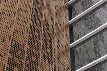 Fachadas modernas prédios comerciais com elementos vazados e ventilados.