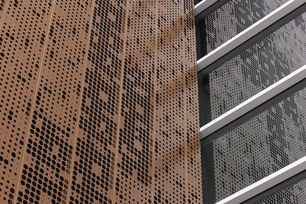 Fachadas modernas prédios comerciais  com elementos vazados e ventilados. 
