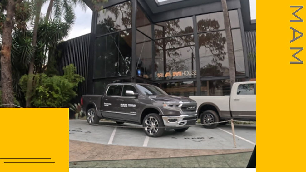 fachada comercial com aço aparente preto e telha metálica preta e muito vidro