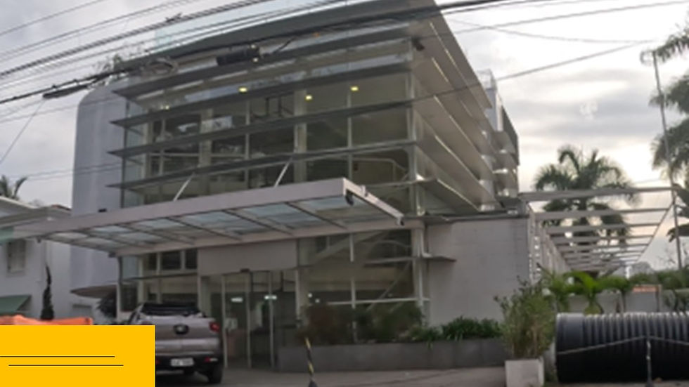 fachada comercial com aço aparente e vidro