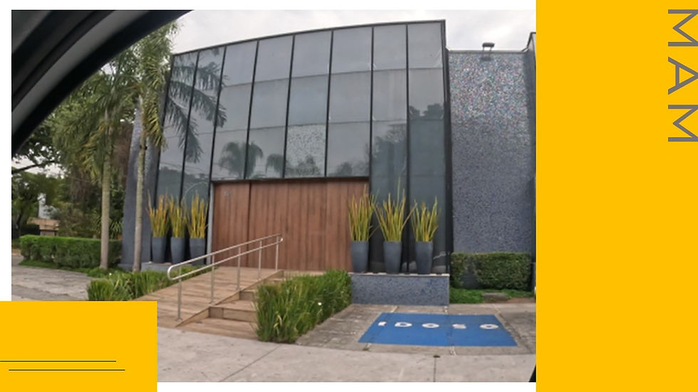 fachada comercial moderna com pelo de vidro e acabamentos amadeirados