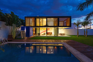 Casa do tipo sobrado Pré-fabricada de Aço e Vidro.