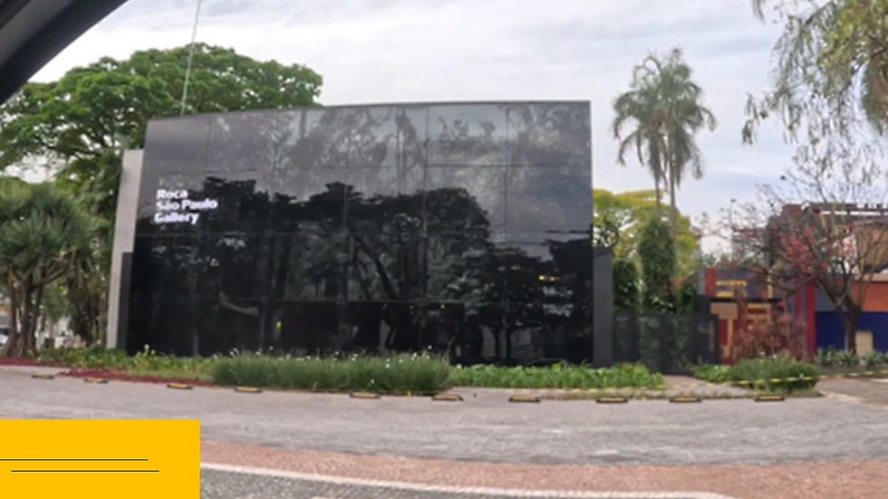 fachada comercial com aço aparente e pele de vidro preto
