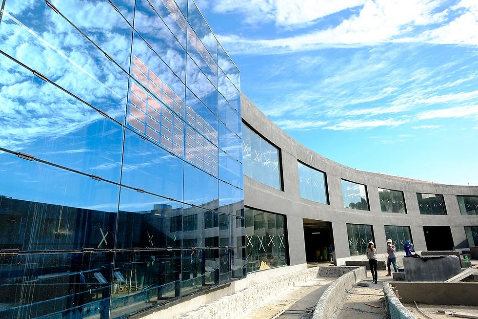 Fachada moderna de prédio comercial com vidro que produz energia solar