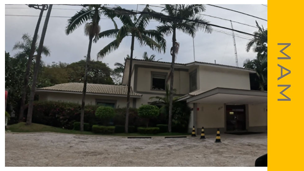 fachada neoclássica imóvel comercial molduras nas janelas
