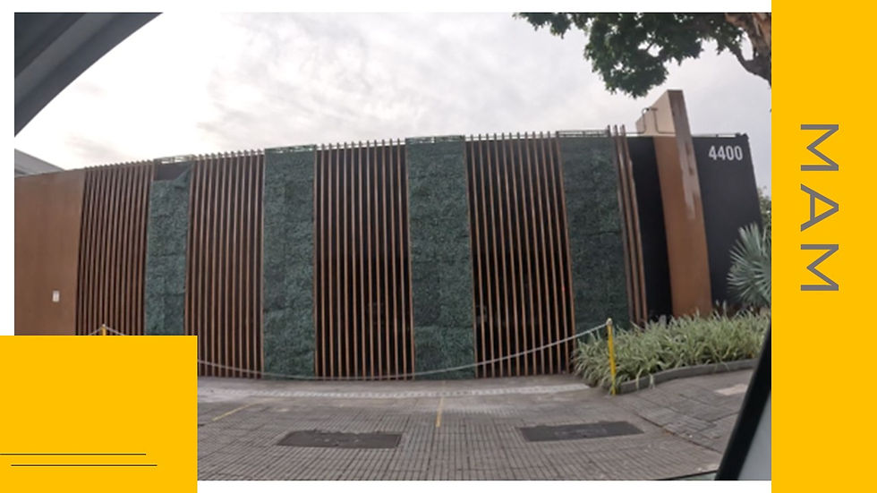 fachada de imóvel comercial com madeira , breeze e parede verde paisagismo