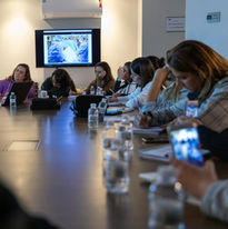 Thalita Castanha conduzindo uma discussão em grupo durante seu workshop de fotografia