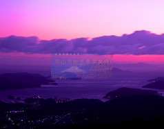 伊勢・朝熊山山頂より富士山遠望200km
作品No.F0111
撮影地 : 三重県伊勢市
撮影年 : 2009年1月3日 露出 : f11,4秒
余程の大気の澄みきった日でしか見れない富士山遠望200kmの絶景。伊勢志摩スカイライン、朝熊山(あさまやま)山頂展望台より日の出前の朝焼けに浮かぶの富士山。
「日本百景」「伊勢志摩国定公園」「世界文化遺産」