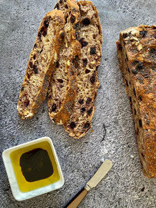 לחם ללא לישה אוכמניות ואגוזים 