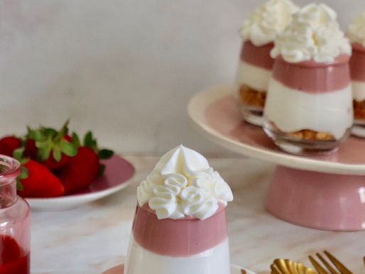 עוגת גבינה פירורים קרם תותים בכוסות 