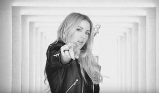 Nuevo vídeo musical de Ellie Goulding para “Something In The Way You Move”