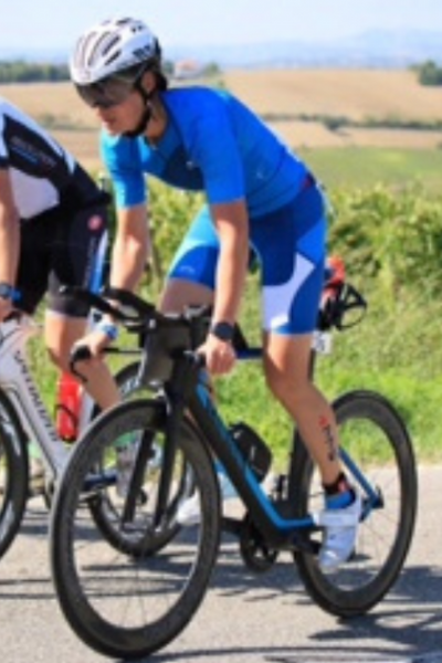Fahrbar Athletin Ines Jölly auf ihrem schwarzen Triathlon Rad im Wiegetritt
