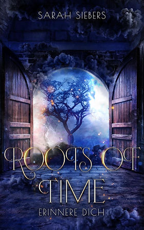 Buchcover von "Roots of Time - Erinnere dich" von Sarah Siebers.
Auf dem Cover sieht man ein geöffnetes Holztor auf einem gepflasterten Weg. Hinter dem offenen Tor steht ein Baum.