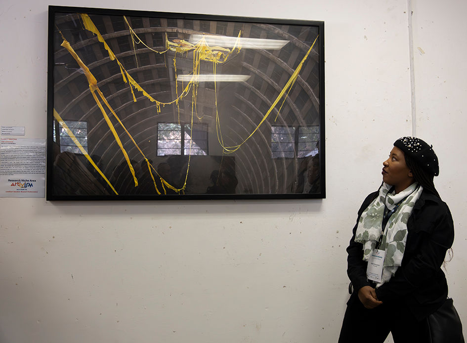 Delegates could view an artwork from the Constitutional Court Art Collection, The Kingdom, 2018, photographed by Elisa Iannacone ©. Khanyisile Zulu is featured in this work