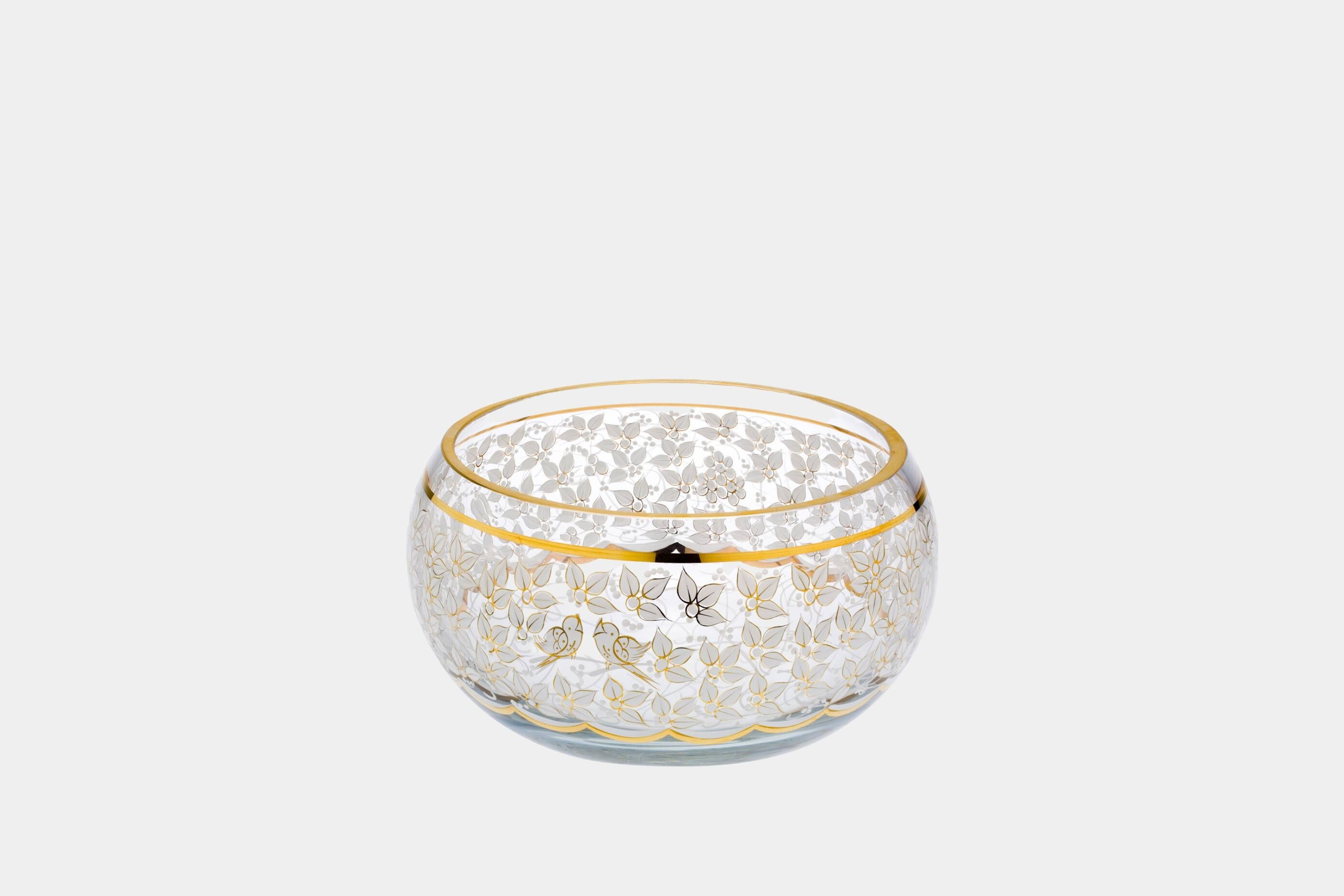 وعاء مزخرف بأوراق بيضاء