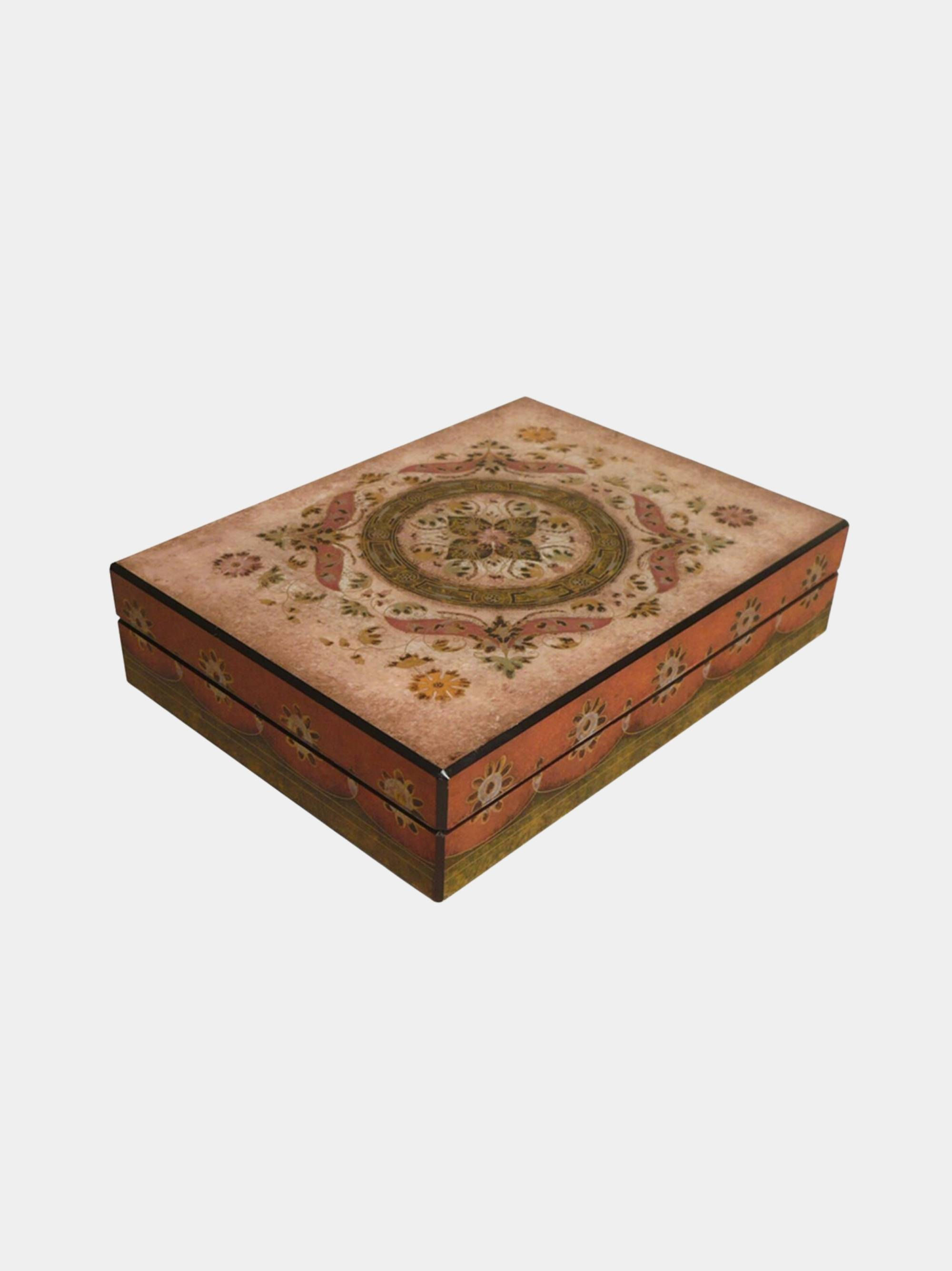 صندوق زخرفي مزين بالزهور مصنوع يدويًا