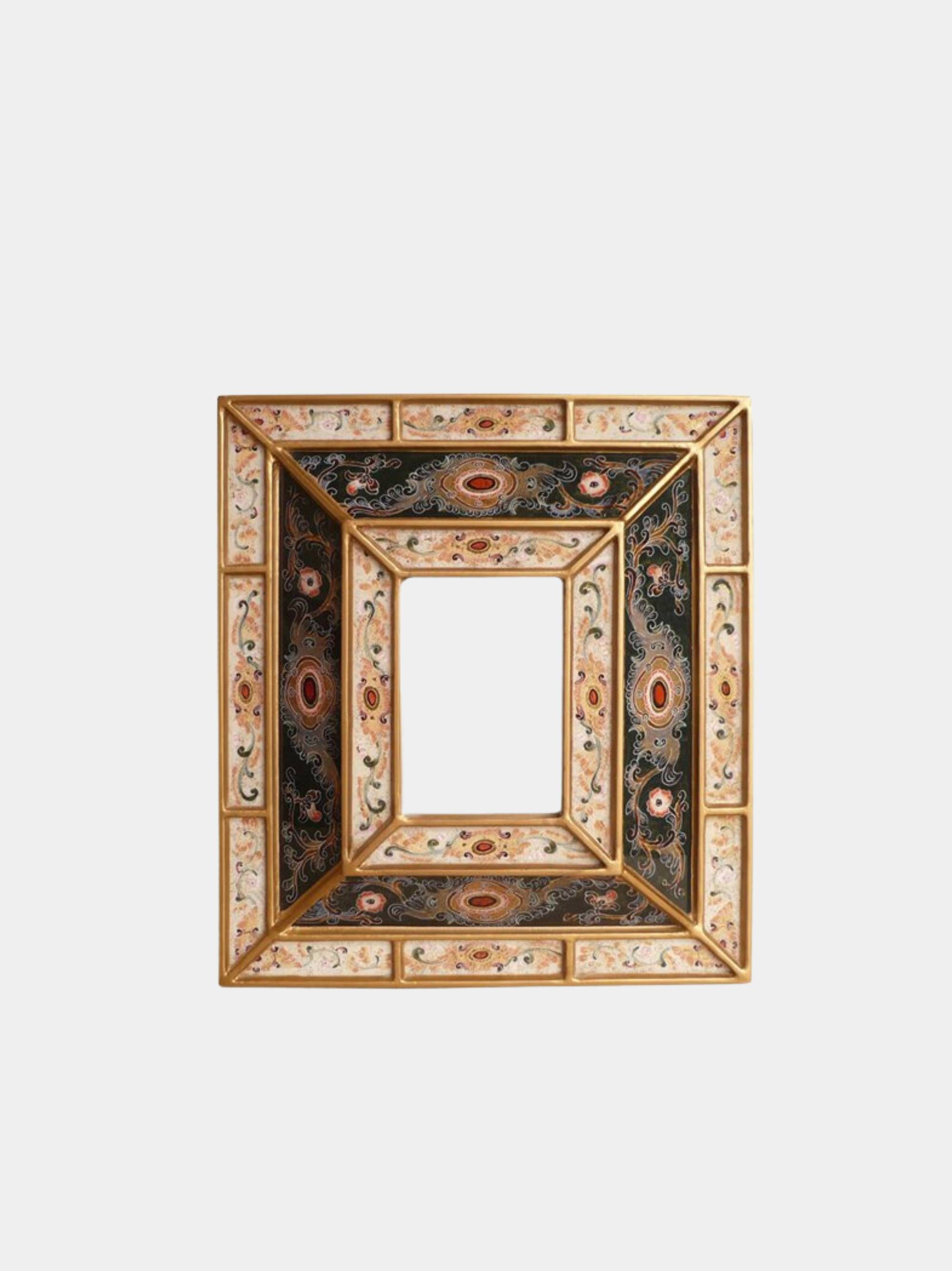 مرآة حائط صغيرة مصنوعة يدويًا على شكل زهور