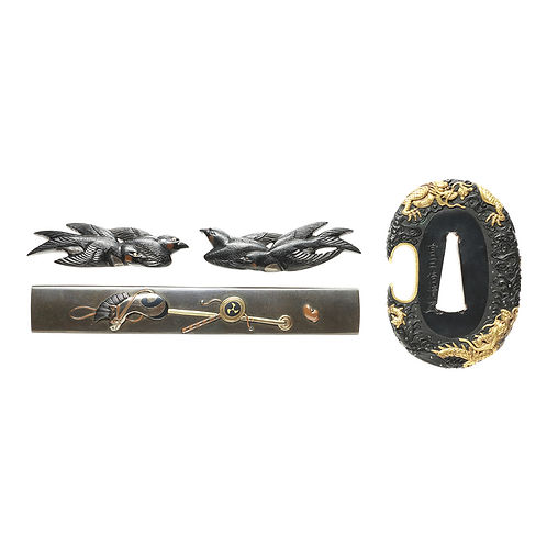 宮田三代揃金具　波濤雲龍図鐔 銘 宮田信清(花押) / 飛燕図目貫 割際端銘 宮田 信久 / 玩具図小柄 銘 宮田信明 昭和甲午歳