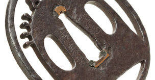 日本刀の鍛鉄大鍔　丸形銘有り　浬忠氏？橘宗義？　約80ｍｍ149ｇ　かわいい鐔 日本刀販売専門店 銀座長州屋 鍔 鐔 販売品 釣鐘透図鐔 銘 埋忠橘宗義