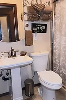WILD WEST MAIN house 2022 2nd bath pic.webp