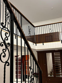 Metallikaiteet erikoiskuvioilla ja valuraudasta. Mustat hienot kustomoidut metallikaiteet juuri sinun tarpeisiin Railweldilta. Toimitus Tampere ja muu Pirkanmaa.