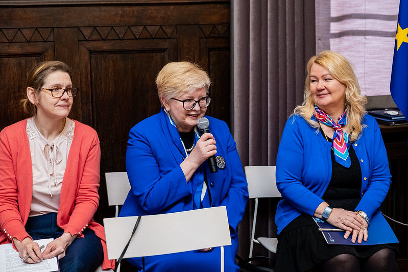Vasakult: Haridus- ja Teadusministeeriumi esindaja Kätlin Kõverik, Kultuuriministeeriumi nõunik Anne-Ly Reimaa ja Integratsiooni Sihtasutuse üleilmse eestluse valdkonnajuht Kaire Cocker. Foto: Välisministeerium