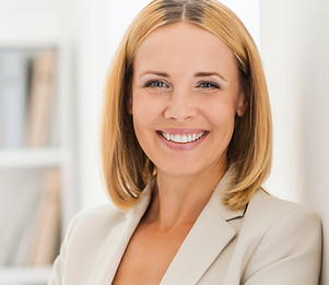 Frau lächelnd in Anzug