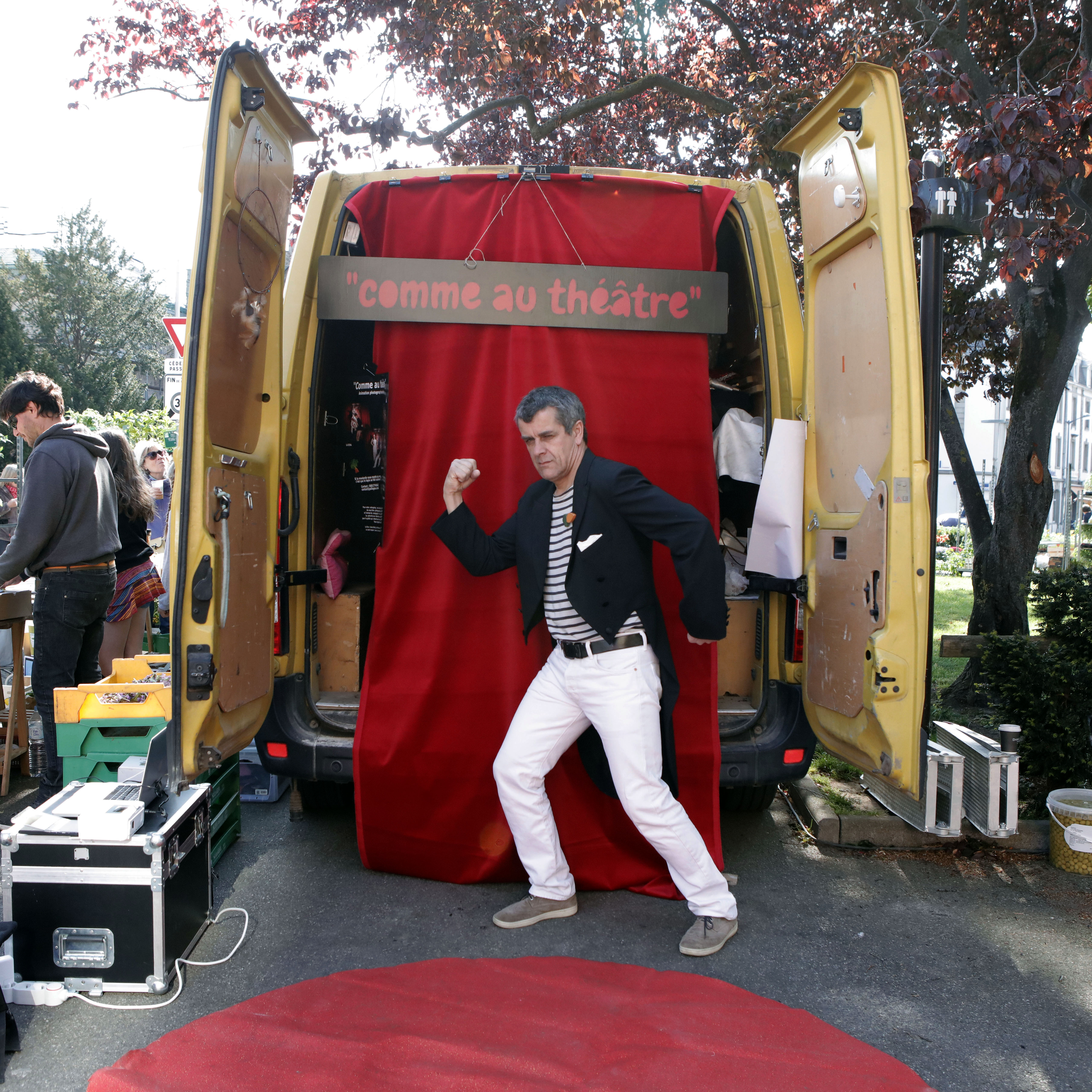 comme au théâtre au marché
