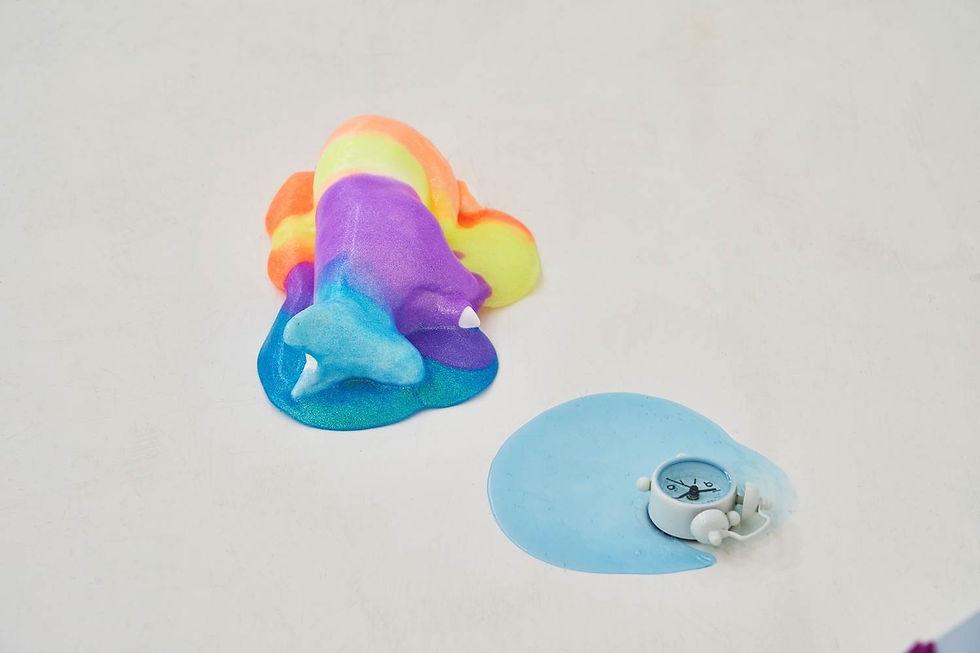 뽈이에게, 동료작가가 쓰고 남긴 재료 위에 파스텔 채색, 6점의 파스텔 드로잉, 유토 액자,  공, 액체슬라임, 가변크기, 2019