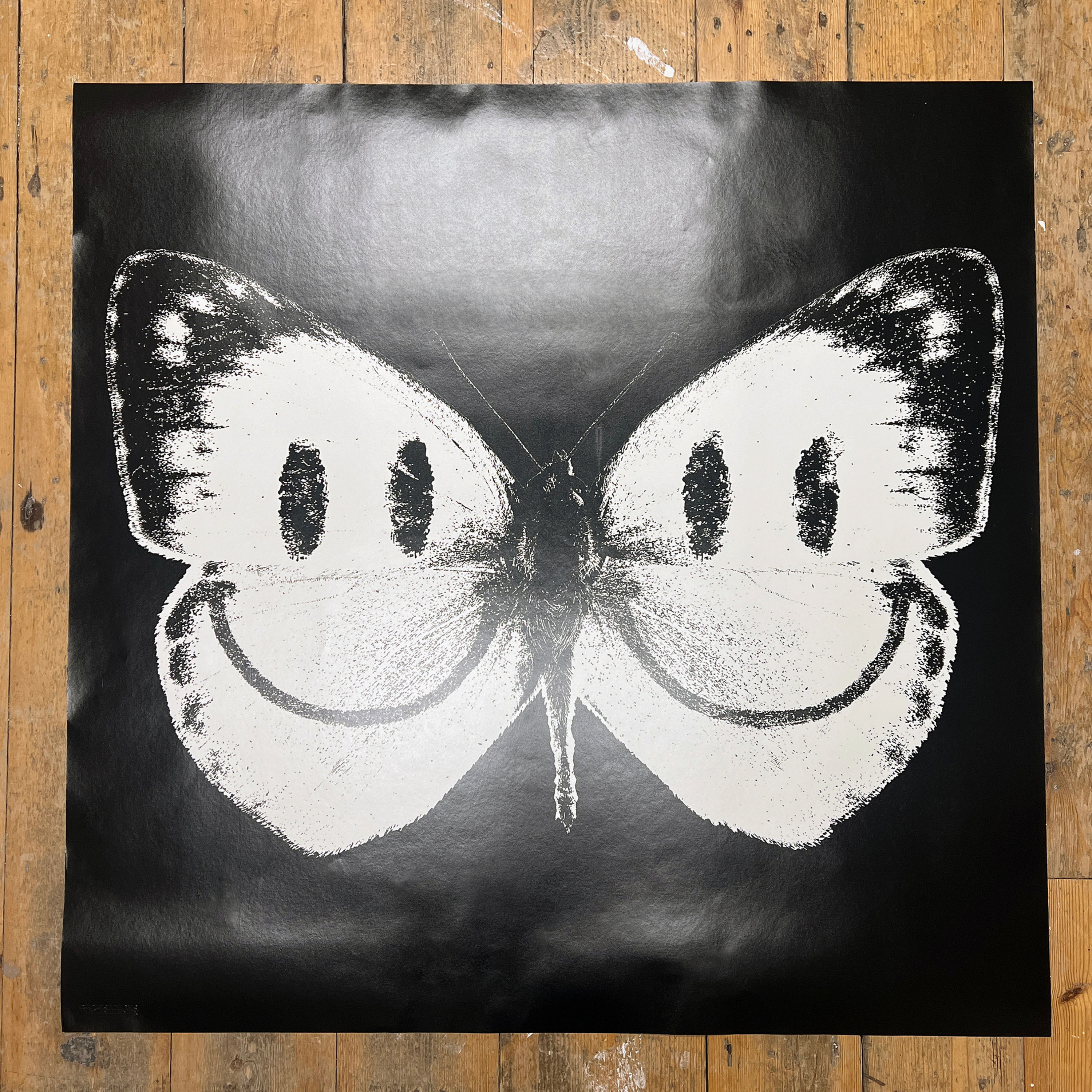 SMILEY BUTTERFLY GLOW IN THE DARK