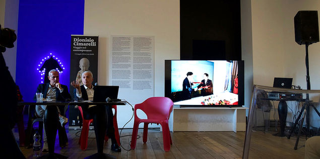 Roundtable discussion at the Riso Museum featuring Dionisio Cimarelli, with participants including art historian Daniela Brignone, professor Giuseppe Cipolla from the Academy of Fine Arts of Palermo, and archaeologist Rossella Giglio, moderated by journalist Alberto Samonà.
