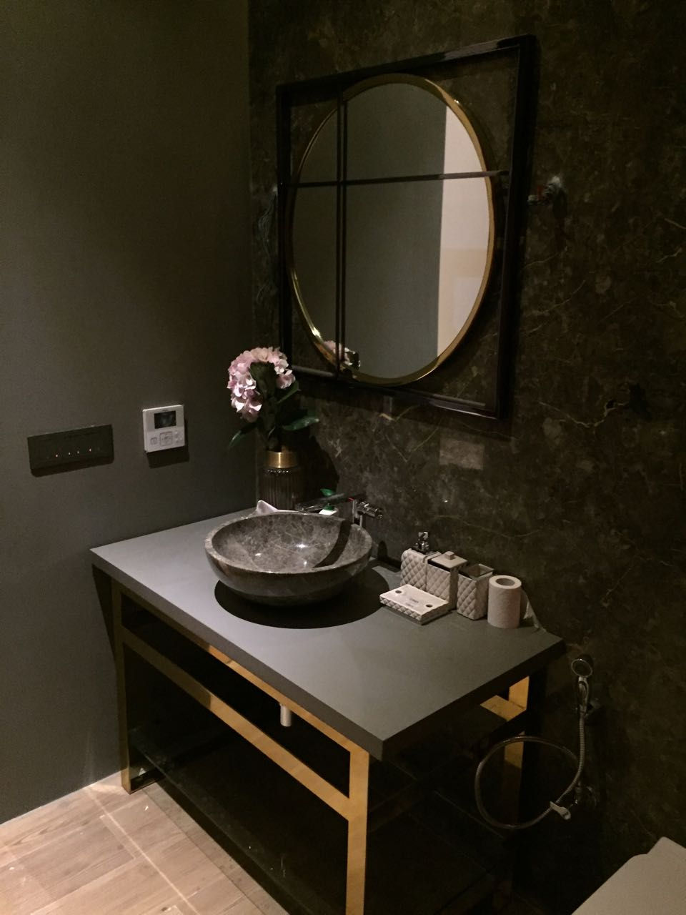 Wash basin and Mirror