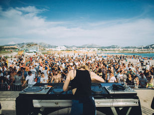 Des open air gratuits qui réunissent les collectifs locaux sur la plage de Marseille tous les lundis