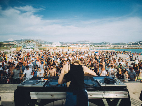 Des open air gratuits qui réunissent les collectifs locaux sur la plage de Marseille tous les lundis