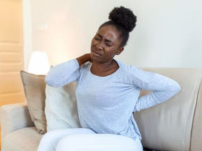 Uma mulher sentindo dores equivale ao dia a dia de diversas pessoas no mundo que sofrem com doenças reumáticas e crônicas
