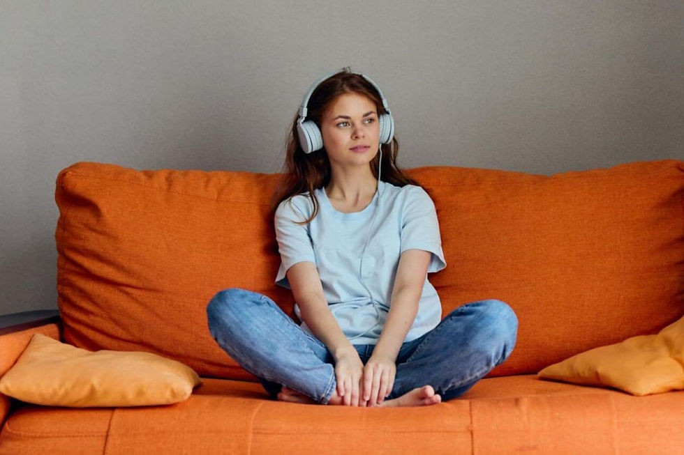 A Imagem mostra uma garota utilizando fones de ouvido para abafar ruídos, habito costumeiro de pessoas com o Transtorno do Espectro Autista
